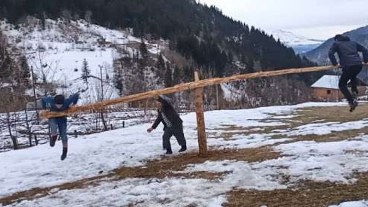 Artvin’de unutulmaya yüz tutmuş ‘Koçivara’ oyunu yeniden oynanmaya başlandı