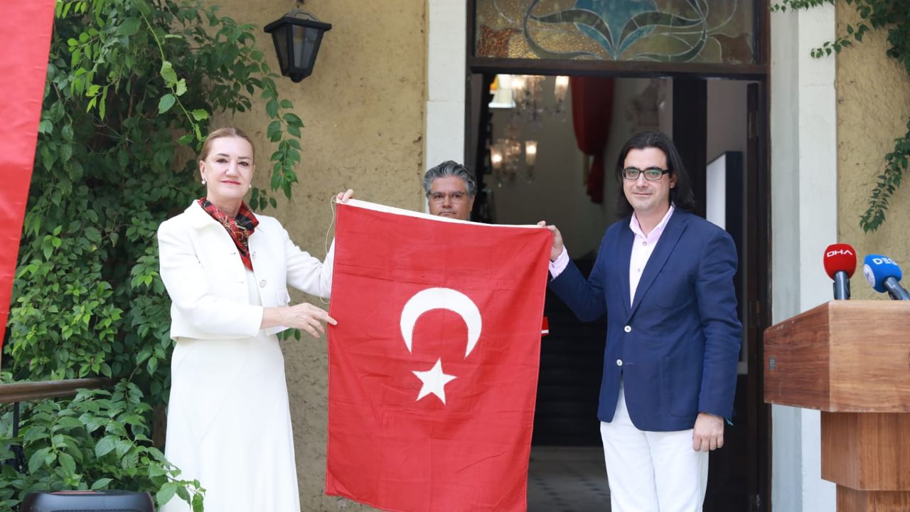 Asırlık Türk Bayrağı Ziyaretçilerini Bekliyor