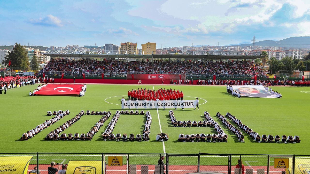 Aliağa Cumhuriyet İçin Atatürk Stadına Koştu