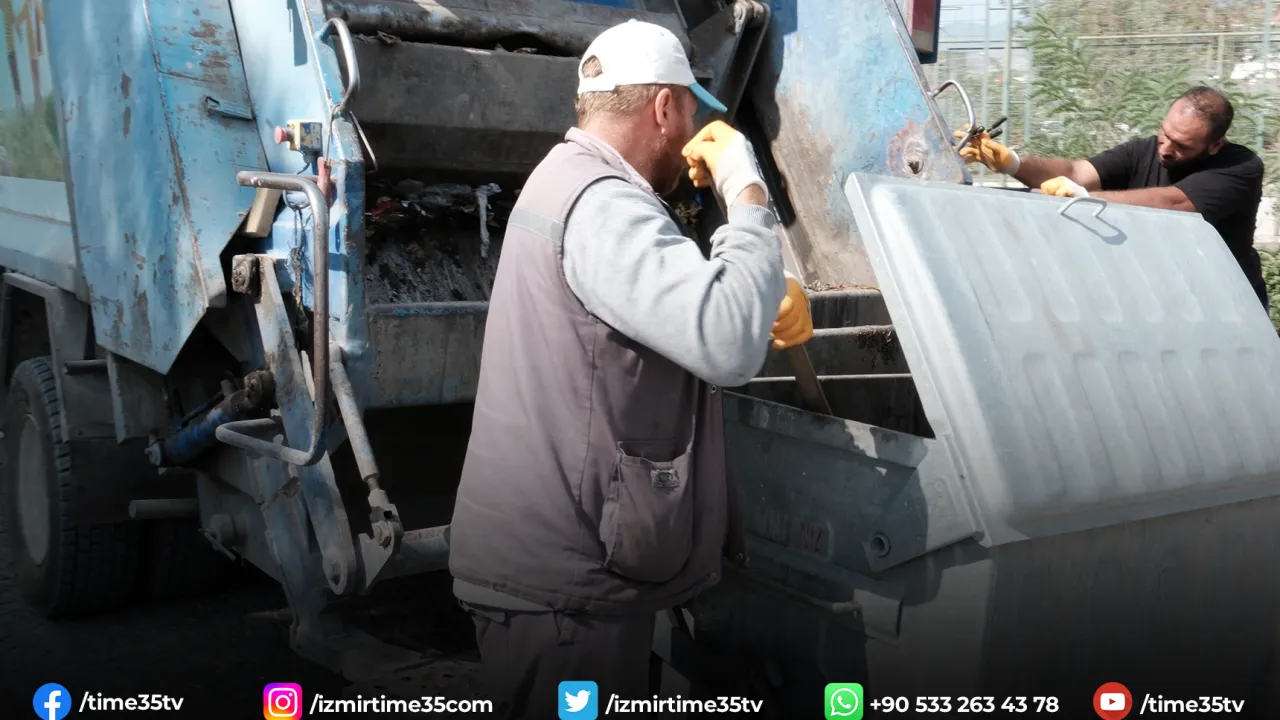 Bergama Belediyesi çöp konteynırlarını temizliyor