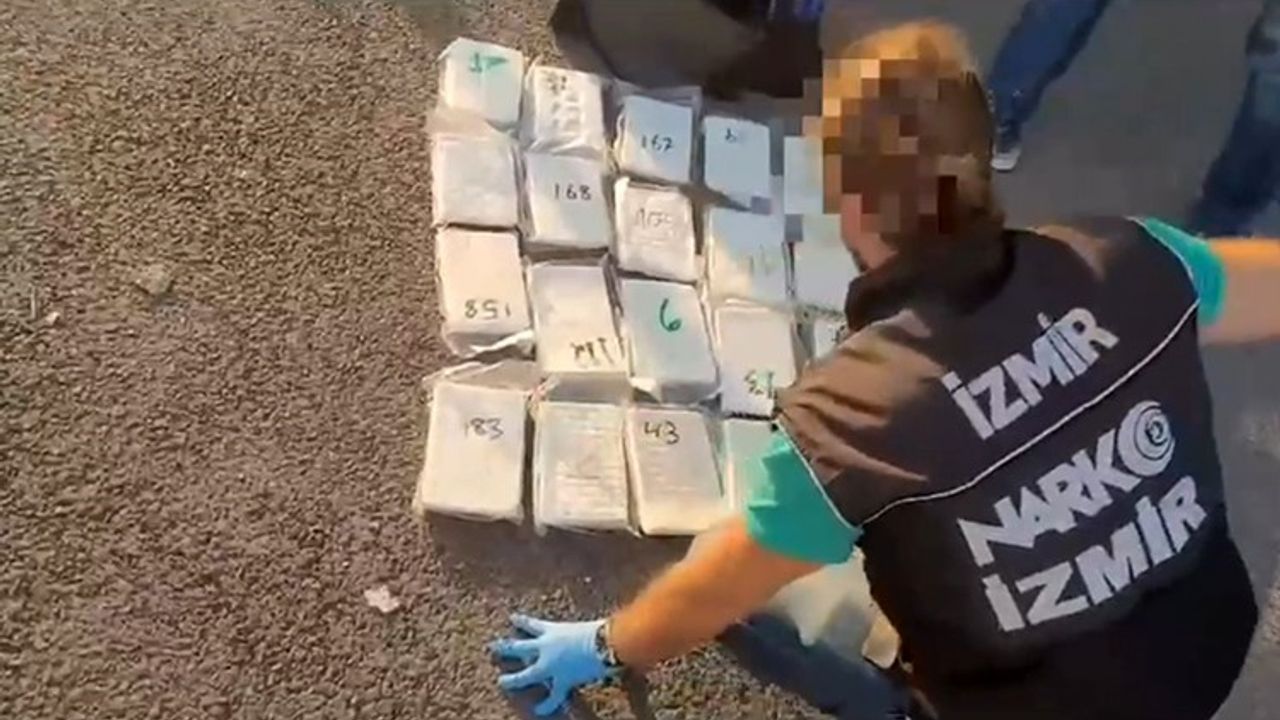 İzmir'de takibe alınan araçtan yüklü miktarda kokain çıktı