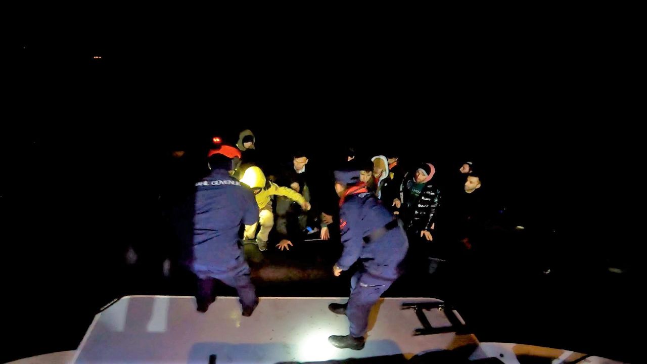 İzmir açıklarında 45 düzensiz göçmen kurtarılırken, 185 düzensiz göçmen ise yakalandı
