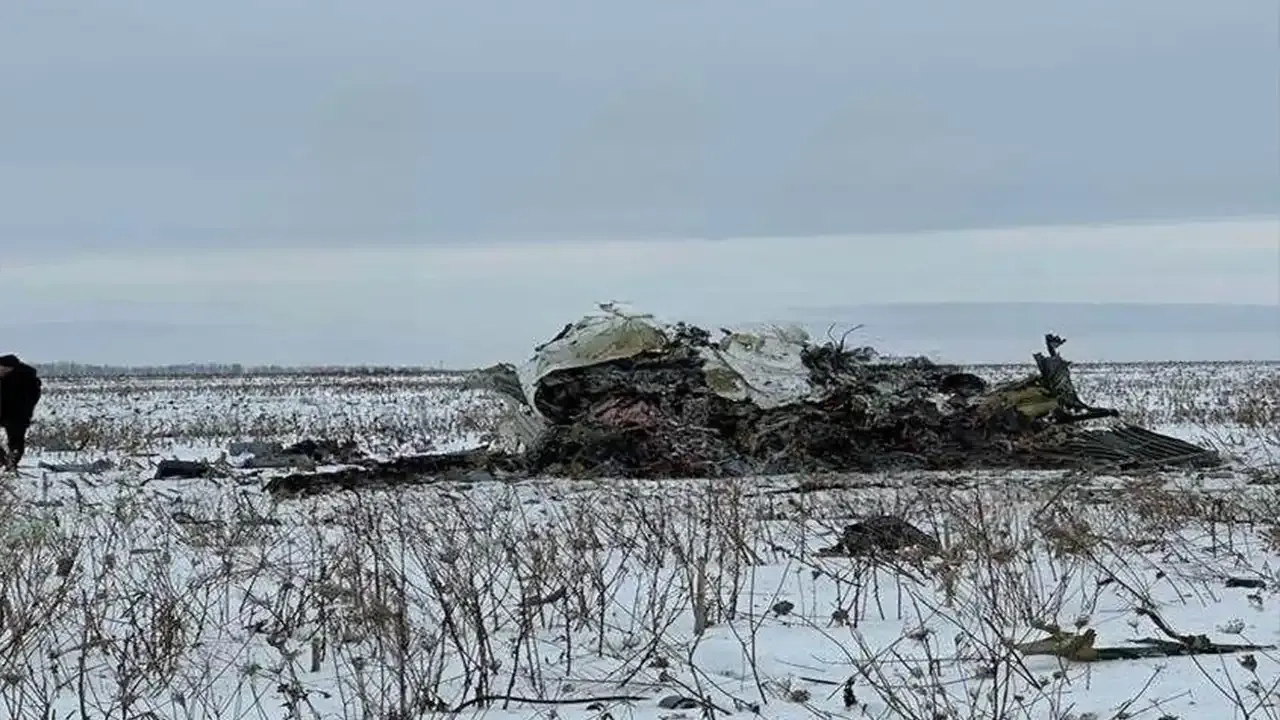 Ukraynalı esir askerleri taşıyan uçak düştü