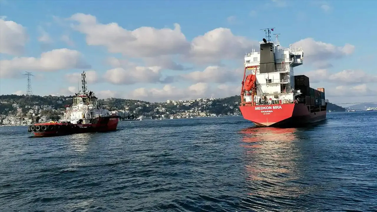 İstanbul Boğazı'nda büyük panik iki gemi çarpıştı