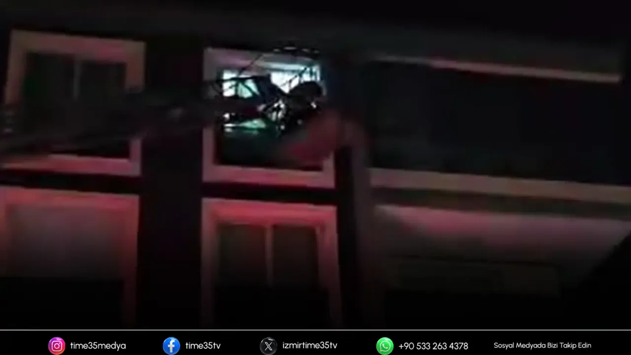 Depreme itfaiye merdiveninde yakalandılar