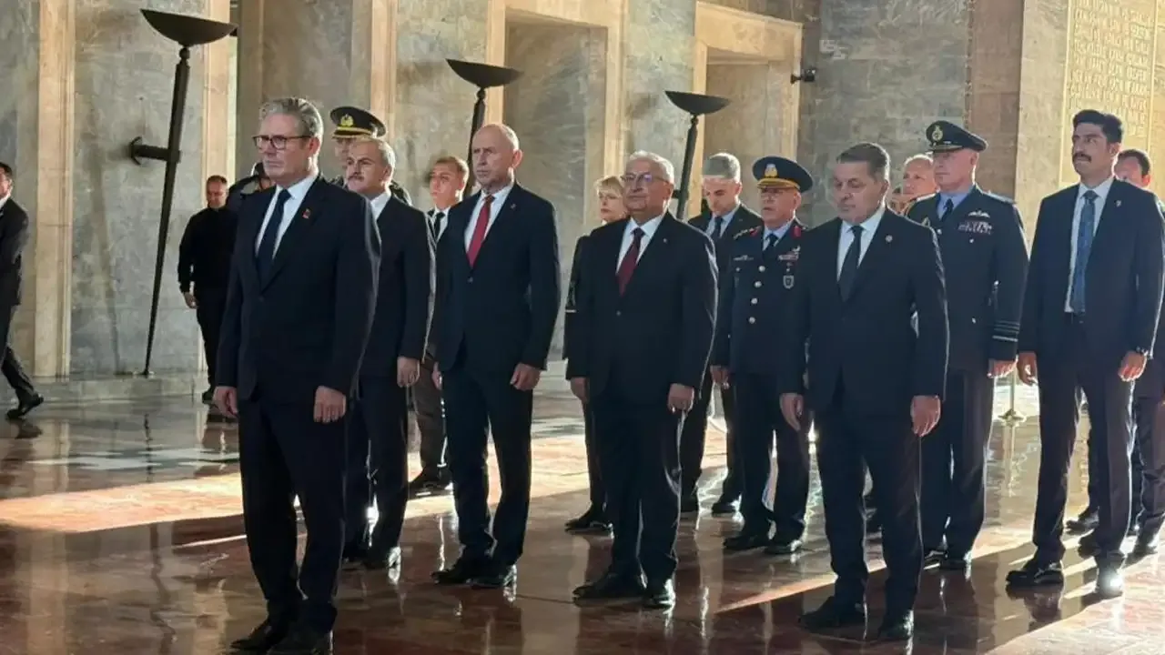 İngiltere Başbakanı Starmer, Anıtkabir'i ziyaret etti