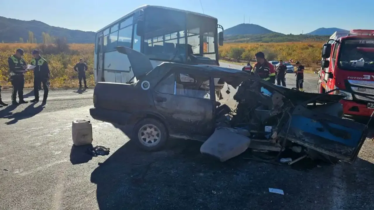 Tarım işçilerini taşıyan midibüs otomobille çarpıştı