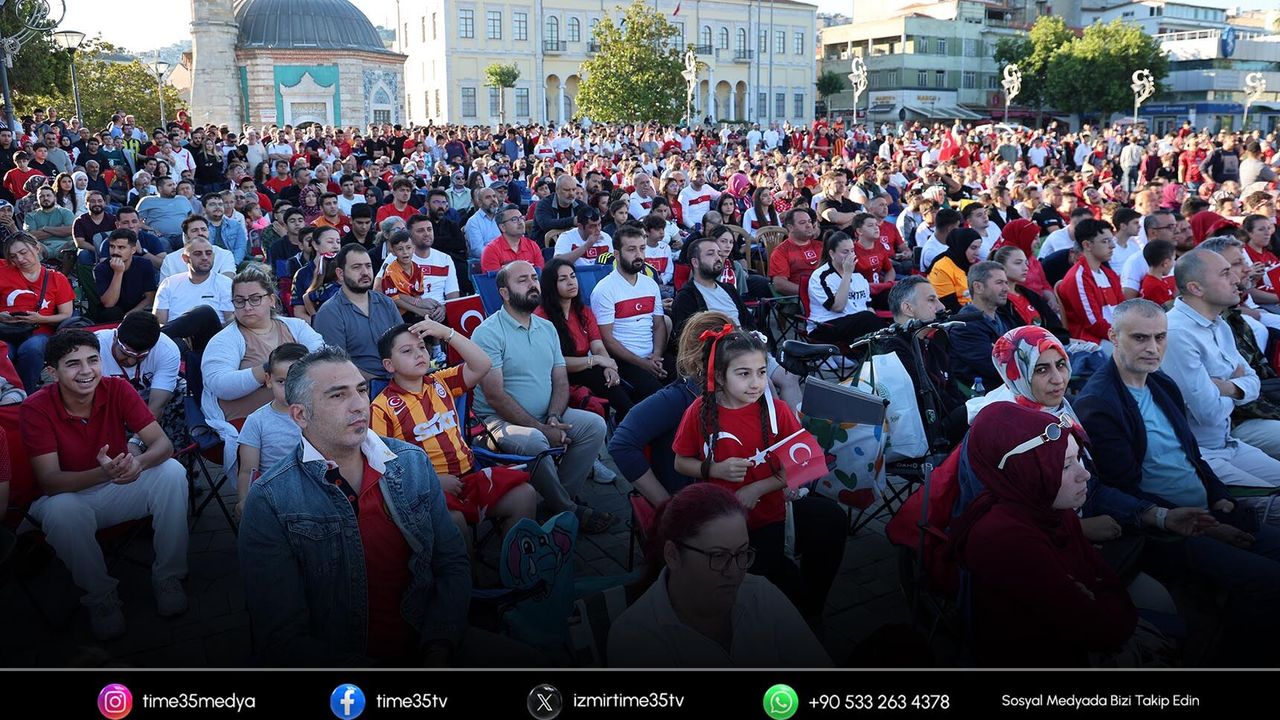 İzmir'de Dünya Kupası heyecanı dev ekranlarda yaşandı