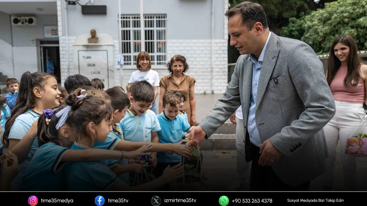 Bornovalı minik eller toprakla buluşuyor