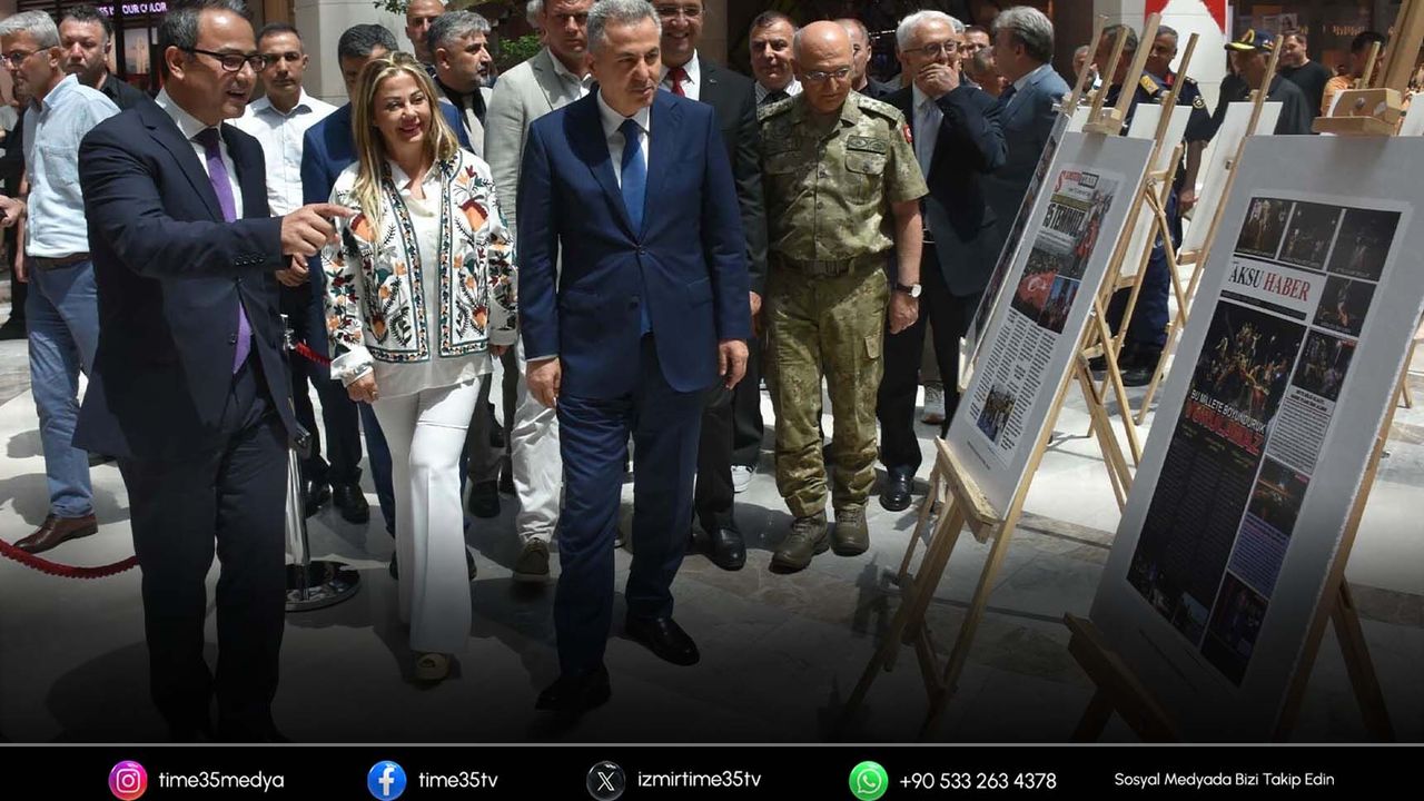 İzmir'de 15 Temmuz manşetleri sergisi açıldı