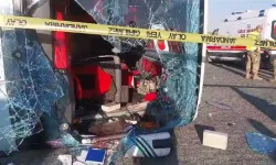 Otomobille çarpışan otobüs devrildi: 1 ölü, 14 yaralı