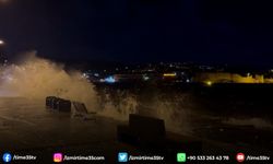 Foça'da fırtına iskeleyi yıktı