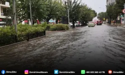 İzmir'de şiddetli sağanak caddeleri göle çevirdi