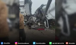 İzmir'de kaza, tırla tren çarpıştı