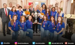 İzmir’in Avrupa şampiyonu takımı kupayı Başkan Soyer’e teslim etti