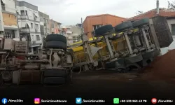 İzmir'de hafriyat kamyonunun devrilme anı kamerada