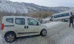 Sivas’ta minibüs ile otomobilin çarpıştı