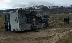 Yolcu midibüsü şarampole devrildi