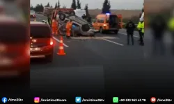 İzmir'de otomobil önce tıra ardından bariyerlere çarptı