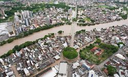 Brezilya'daki selde nehir üzerindeki köprü yıkıldı