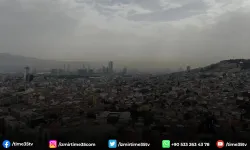 İzmir’de hava griye döndü, çöl tozu sis gibi kente çöktü