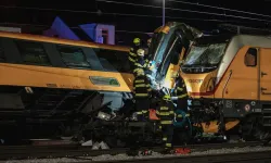 İki tren kafa kafaya çarpıştı: 4 ölü, 22 yaralı