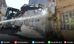 Konak’ta tehlike saçan metruk binalar yıkılıyor