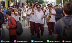 Karşıyaka Belediye Bandosu’ndan coşku dolu sokak konserleri