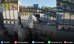 Kafası demir parmaklıklara sıkışan köpek kurtarıldı