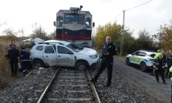 Malatya'da hafif ticari araca yük treni çarptı