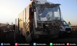 Manisa'da işçi servisi tıra çarptı: 22 yaralı