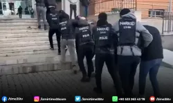 İzmir’de uyuşturucu tacirlerinin adreslerine şok baskın