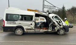 Yük treni ile minibüs çarpıştı: 2 yaralı