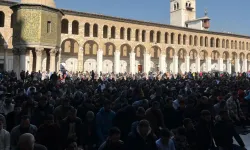 Emevi Camii'nde cuma namazı yoğunluğu