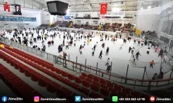 İzmir'in buz pisti yarıyıl tatilinde doldu taştı