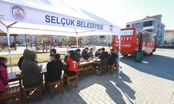 Efes Selçuk’ta öğrencilere Gıda Dayanışması ve Öğrenci Otobüsü desteği