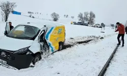 Tokat'ta PTT aracına tren çarptı: 1 yaralı