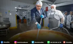 Başkan Tugay aşevinde yemek hazırlığına katıldı