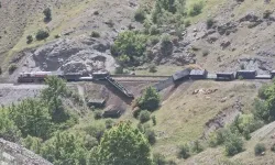 Elazığ'da yük treninin beş vagonu raydan çıktı
