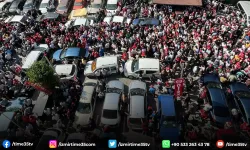 Greve çıkan binlerce işçi İzmir Büyükşehir önünde toplandı