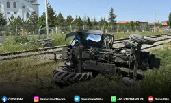 Hemzemin geçitte traktör ile tren çarpıştı