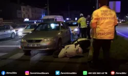 Kütahya'da motosiklet 2 otomobile çarptı