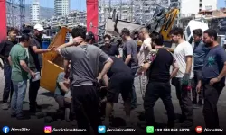 İzmir'de miting sahnesi için kurulan vinç devrildi