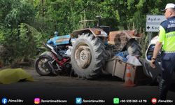 Motosiklet traktöre ok gibi saplandı: 3 ölü