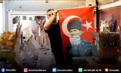 Narlıdere Belediyesi’nden esnafa bayrak dağıtımı