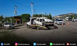 Otomobil, hafif ticari araçla çarpıştı: 6 yaralı!