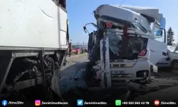 Tır, kırmızı ışıkta bekleyen otobüs ve otomobile çarptı