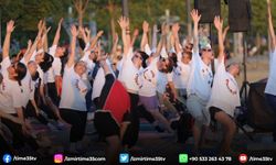 Bayraklı sahilde buluşup, yoga yaptılar