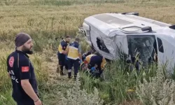 Düğün dönüşü minibüs şarampole devrildi: 17 yaralı