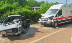 Ambulans ile otomobil çarpıştı: 1 ölü, 4 yaralı